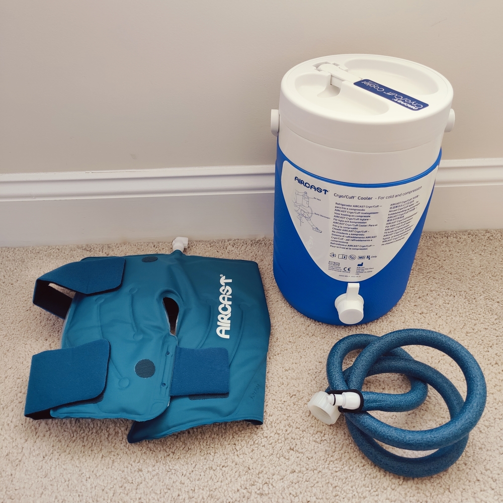 Aircast Cryo Cuff Ice Therapy Gravity Cooler and Hose with Medium Knee Cuff
